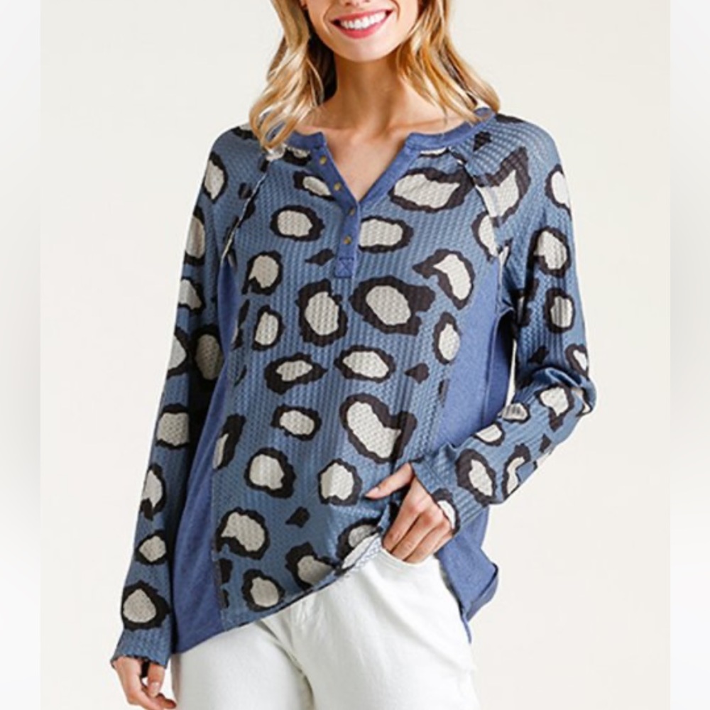 UMGEE NWT Dusty Blue&White Leopard Long Sleeve Button Front Top Large